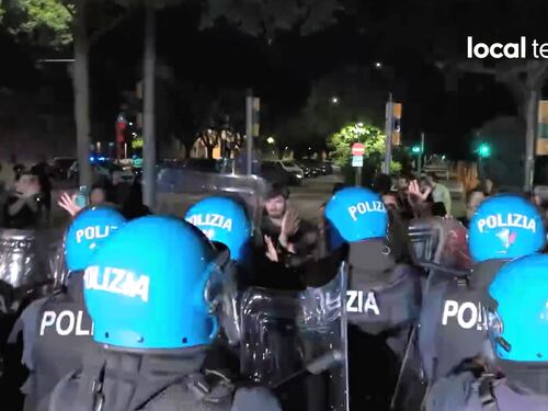 Modena, antagonisti contro il presidio pacifico per l'attentato. Tensioni e scontri con la polizia