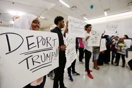 Proteste negli aeroporti contro Trump: "No al bando dei musulmani" 4