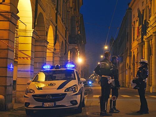 "I soldi o vi ammazzo". Così un clandestino minacciava le ragazze