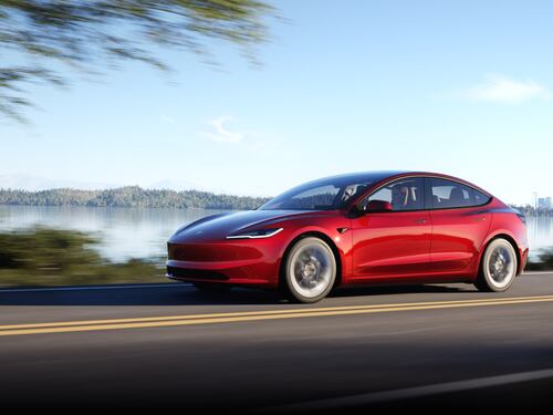 Tesla taglia ancora i prezzi alla Model 3, ribasso di 2 mila euro sul listino