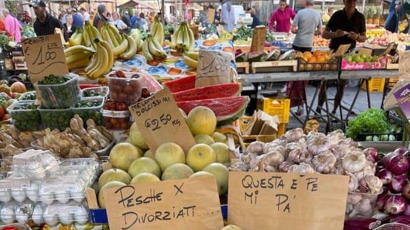 "Pesche per divorziati". La simpatica proposta del fruttivendolo