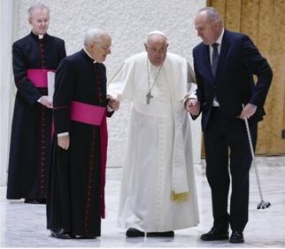 Imprevisto per Papa Francesco: il bastone cede, il Pontefice vacilla per qualche istante 3