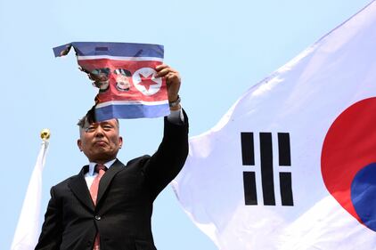 Vertice Kim-Moon, la folla protesta: "Bombardare la Nord Corea" 12
