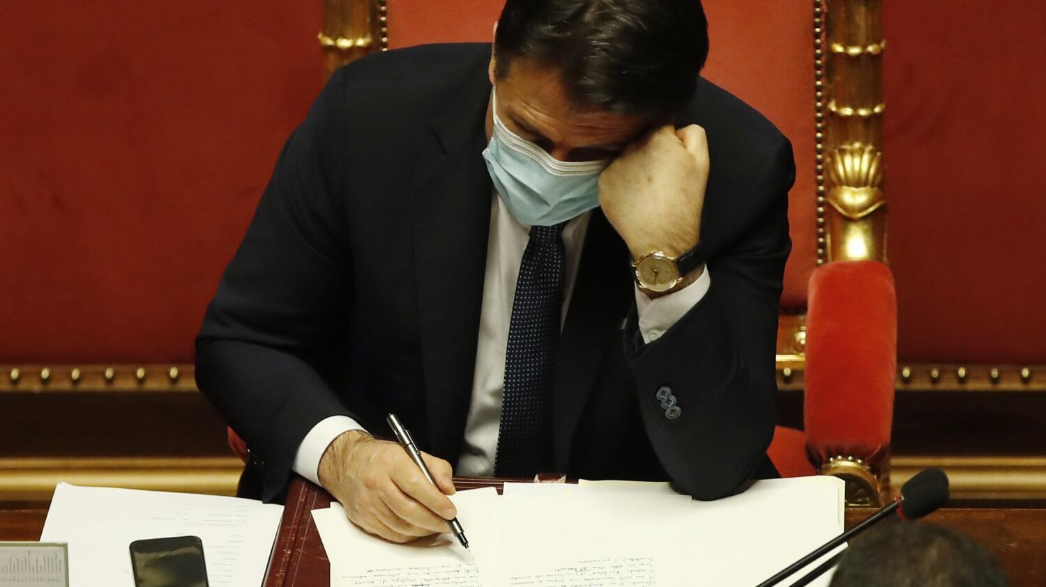 Conte cerca altri voltagabbana, ma a fine mese rischia il game over