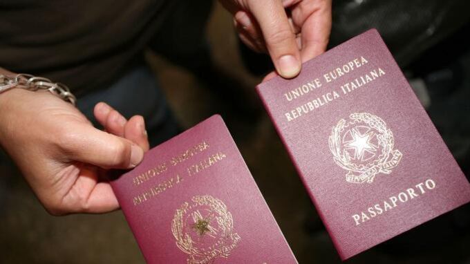 La richiesta del passaporto diventa un'odissea: tutta colpa di un trattino
