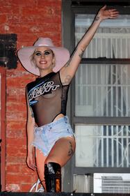 Lady Gaga, la regina dei look stravaganti: eccola con gli shorts striminziti 5