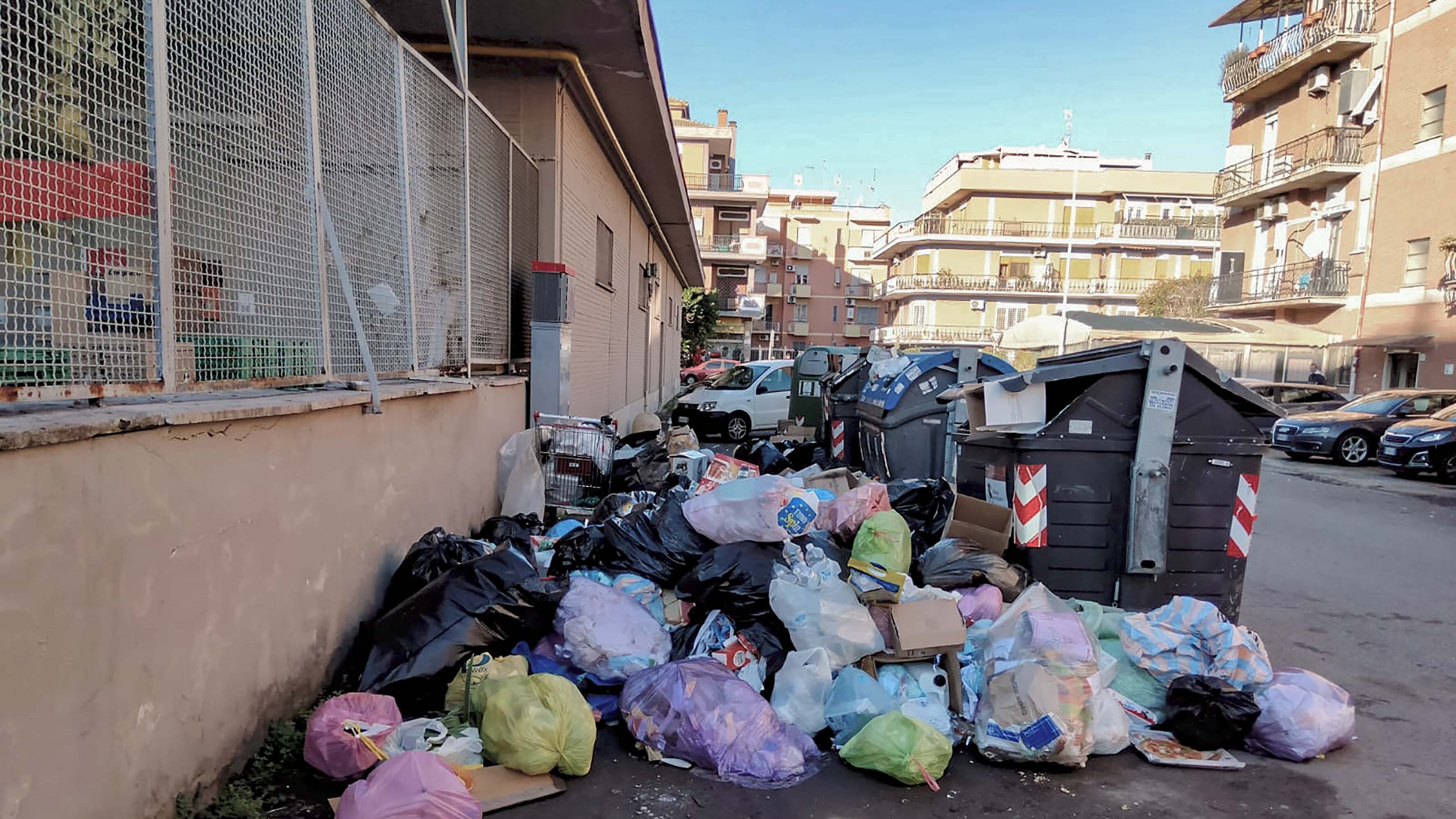 Emergenza rifiuti, 10 giorni a Natale e in periferia nulla è cambiato