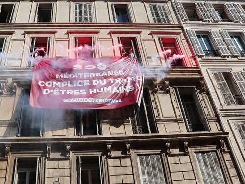 Marsiglia, estrema destra assalta la sede dell'Ong Sos: "Complice degli scafisti"