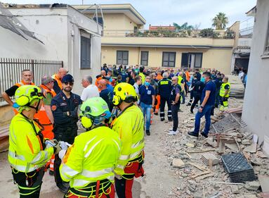 Saviano, si scava nelle macerie: i soccorsi per il crollo della palazzina 3