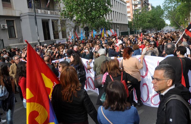 Sit-in a Palermo: slogan e striscioni a favore della prof sospesa 10