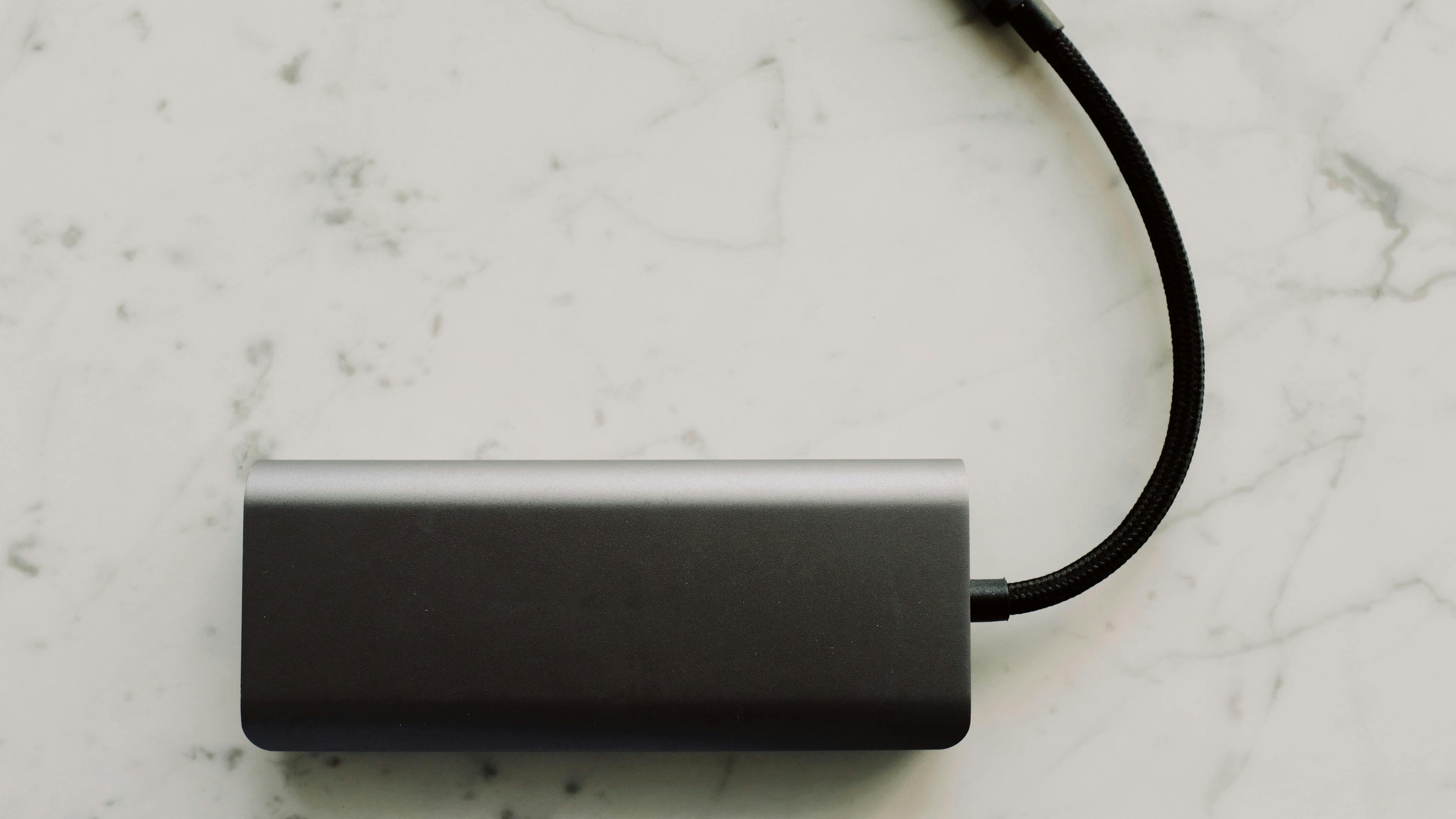 Si può portare il powerbank in aereo? Da Rayanair a Easyjet, tutto quello che c'è da sapere