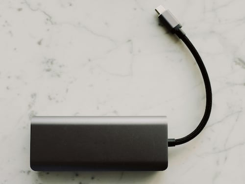 Si può portare il powerbank in aereo? Da Rayanair a Easyjet, tutto quello che c'è da sapere