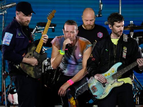 La musica spaziale dei Coldplay tra Luna, amore e Brian Eno