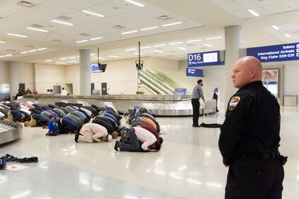 Musulmani pregano all'aeroporto di Dallas per protestare contro Trump 5