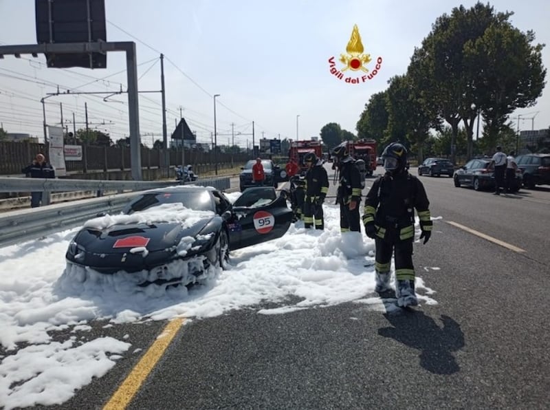 Mestre, la Ferrari 296 GTS esplode e prende fuoco: le immagini choc 6