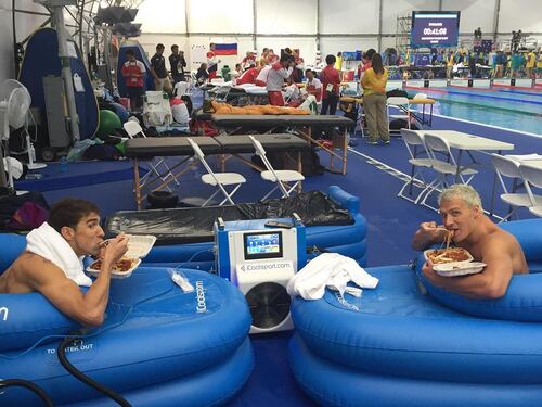 Michael Phleps, spuntino "leggero" pre-gara: l'atleta si divora un piatto di pasta