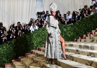 Met Gala 18: Rihanna con la mitra e Madonna con la veletta 11