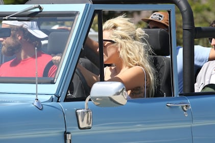 Lady Gaga dopo la spiaggia e con Bradley Cooper 30