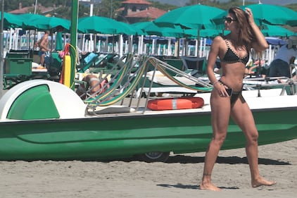 Dayane Mello sexy in spiaggia 16