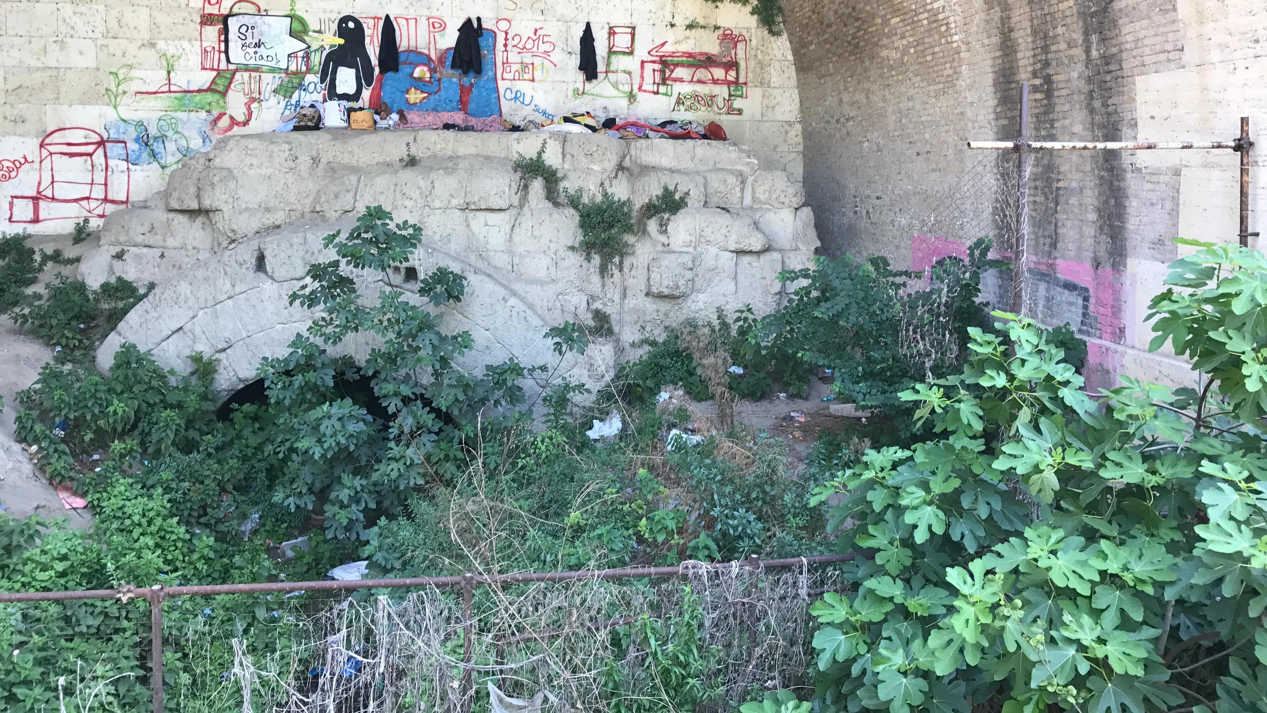 Il Tevere ostaggio del degrado, tra baraccopoli e discariche