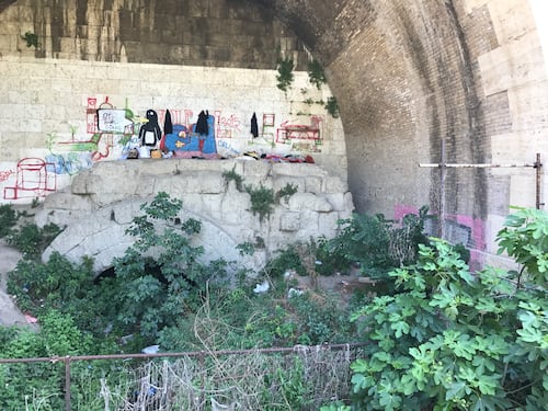 Il Tevere ostaggio del degrado, tra baraccopoli e discariche