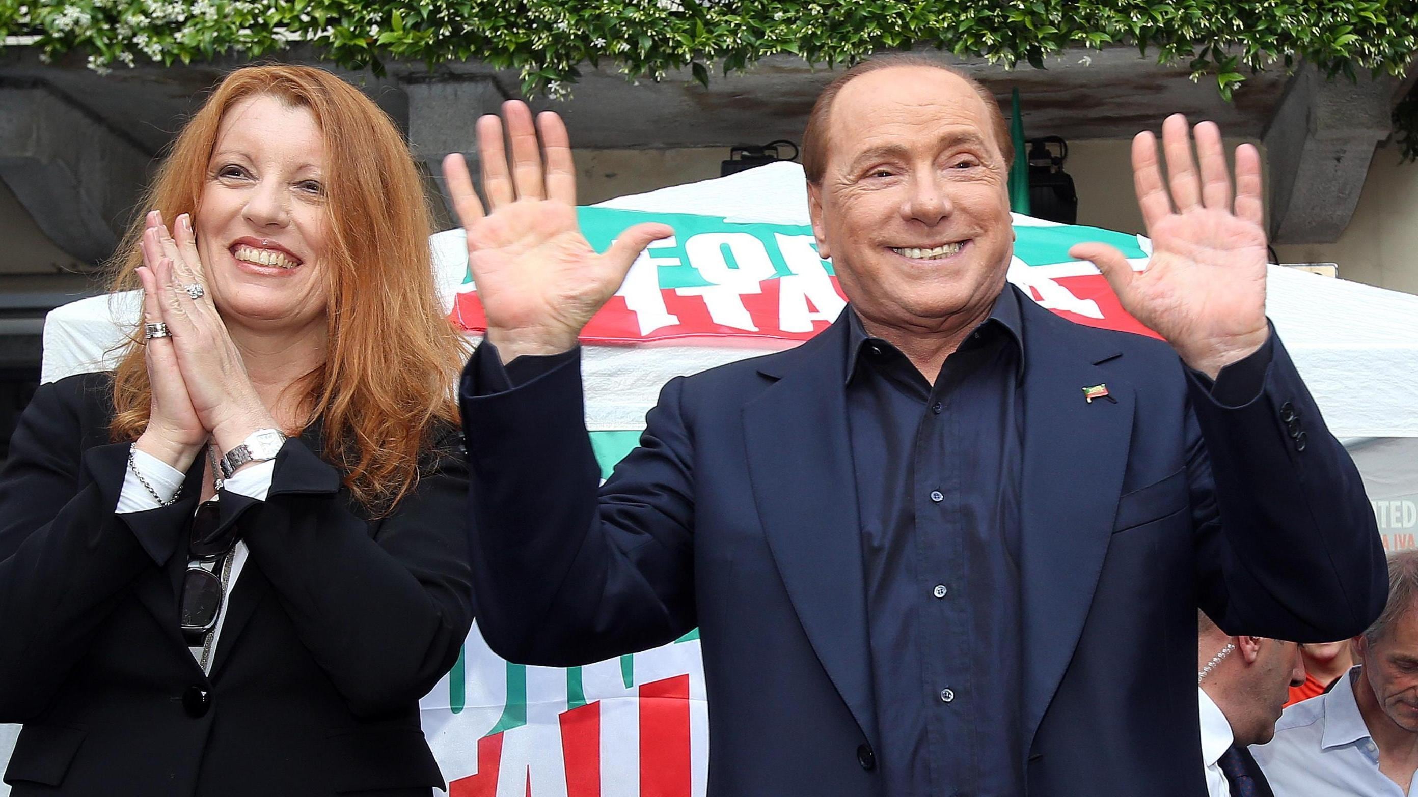 Il Cavaliere con i suoi animali ad Arcore: "Ecco le leggi che ho in mente per loro"