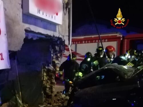 L'auto contro una casa. Morti tre bambini e la loro mamma, grave il papà