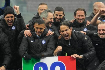 Esplode la gioia dei giocatori dell'Inter dopo la vittoria nel derby 15