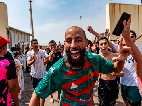 Chi è l’immigrato clandestino che sorrideva mentre sfondava il confine di Ceuta