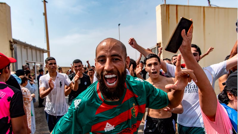 Chi è l’immigrato clandestino che sorrideva mentre sfondava il confine di Ceuta