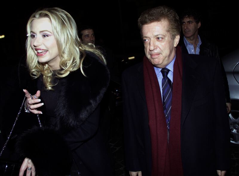 Valeria Marini e Vittorio Cecchi Gori al teatro Piccolo Eliseo di Roma all'anteprima di "Persone naturali e strafottenti” (gennaio 2002)