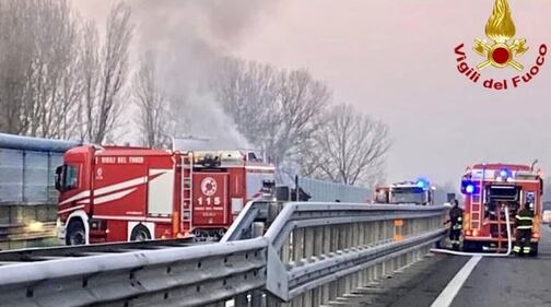 Inferno sulla A21 dove una bisarca ha preso fuoco 6