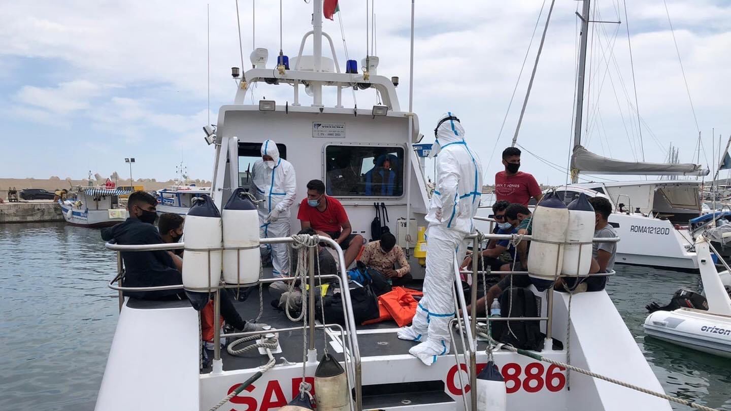 Barcone di migranti in avaria: in 11 sbarcano nel Leccese