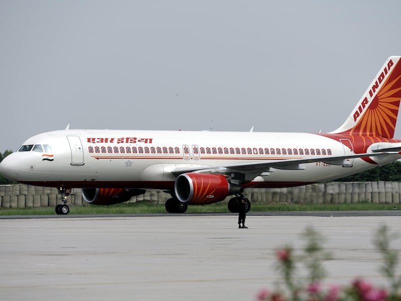 “Piloti hanno perso i comandi per 4 secondi”: il report sull’incidente dell’Airbus Air India