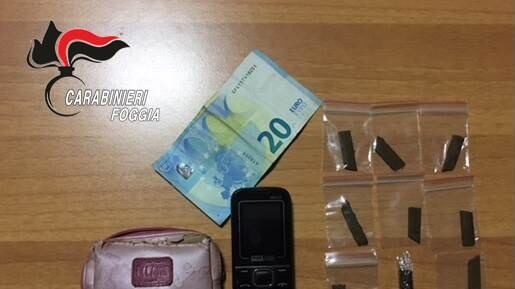 Esce di casa per spacciare hashish: minorenne in arresto