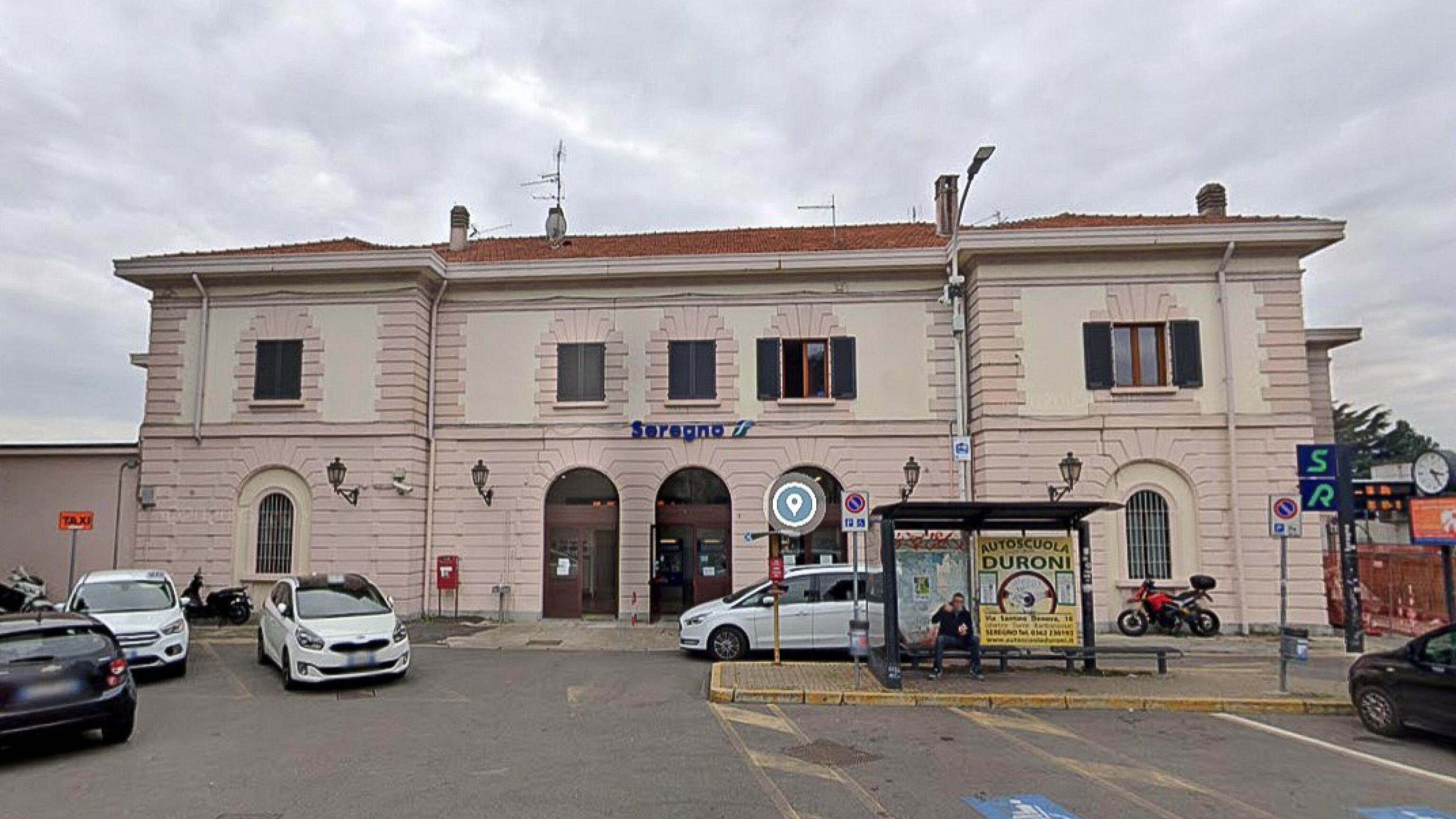 Tentano di rubargli la felpa, 14enne spinto sui binari. Fermati due minorenni