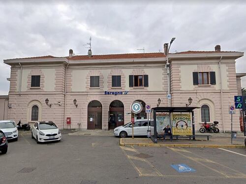 Tentano di rubargli la felpa, 14enne spinto sui binari. Fermati due minorenni