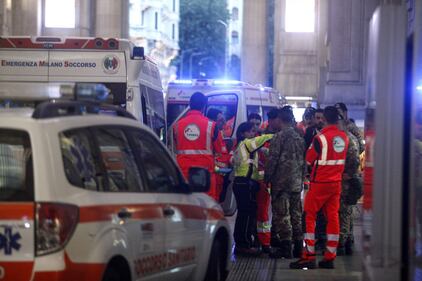 Milano, i soccorsi dopo l'aggressione in centrale 15