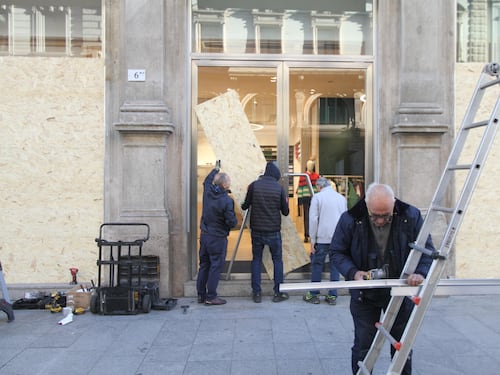 L’appello di Sala e Confcommercio: “Tenete i negozi aperti, niente panico”