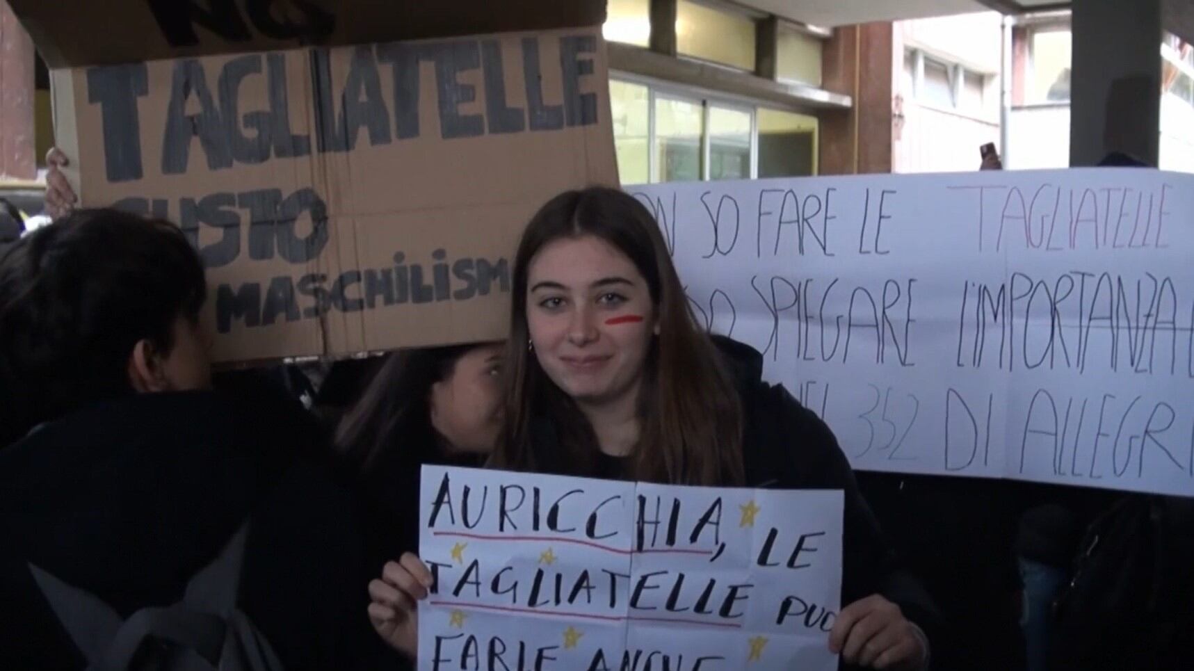 "In cucina a fare tagliatelle...", bufera sul preside per i commenti sulla guardalinee ferita