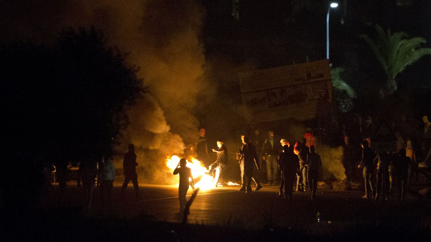 Israele, bruciata una moschea in Cisgiordania. Attaccata sinagoga