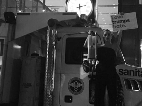 Lady Gaga protesta contro Trump e scoppia in lacrime