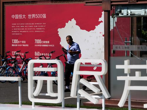 Evergrande evita crac, ma strada in salita