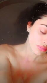 Belen hot: tutta nuda nella vasca da bagno 5