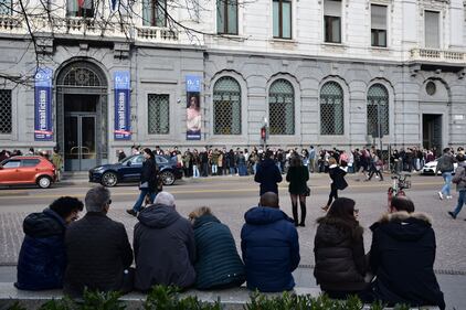 Milano: coda alla Galleria d'Arte in piazza della Scala  7