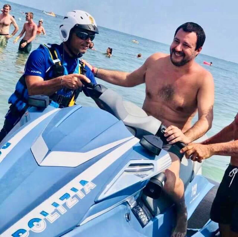 Salvini in vacanza a Milano Marittima, tra spiaggia, mare e discoteca 2