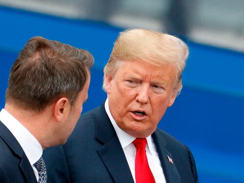 Vertice Nato, Trump sfida gli alleati: "Raddoppiare le spese militari"