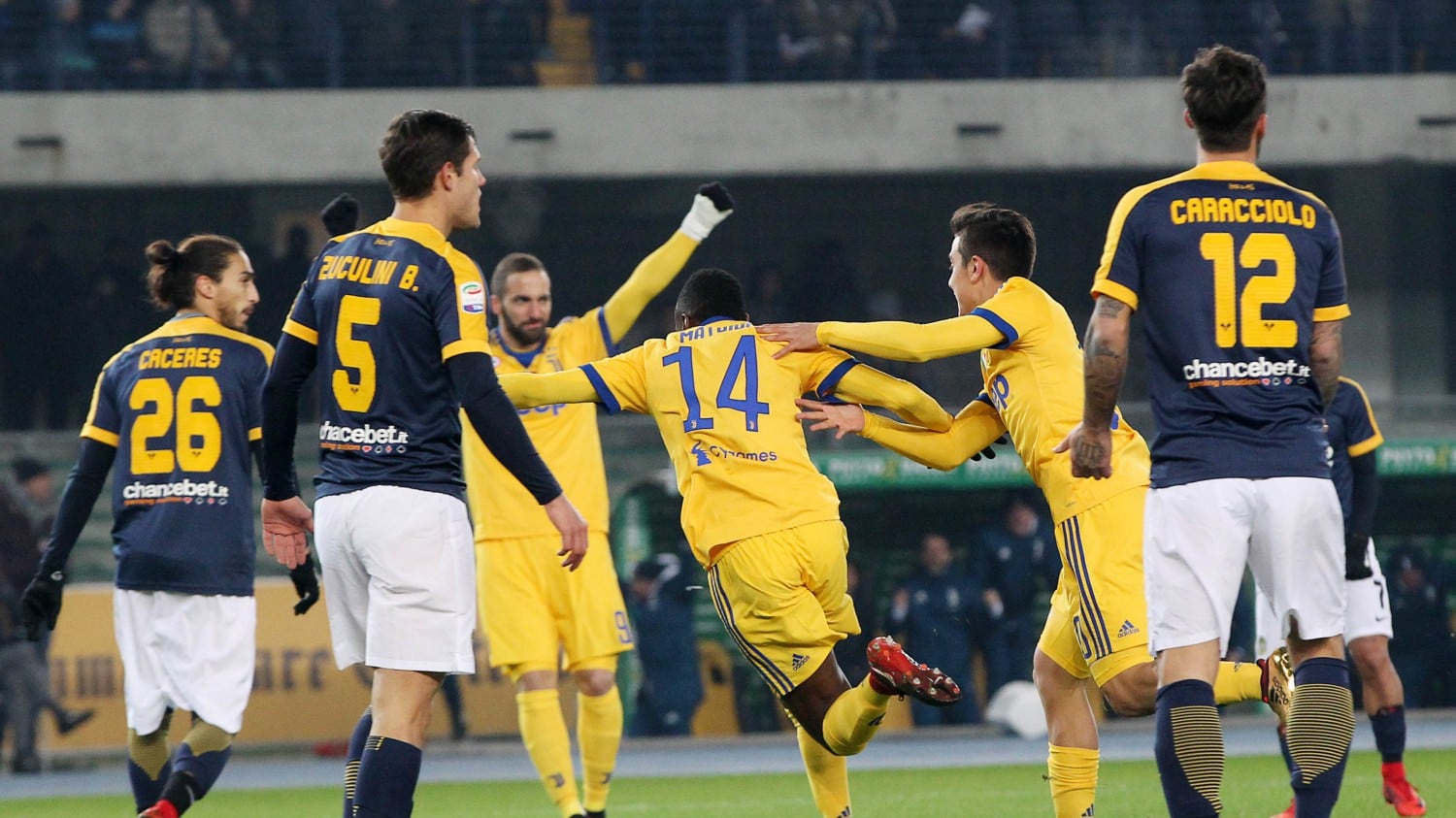 La Juventus non lascia scappare il Napoli: Verona battuto 3-1