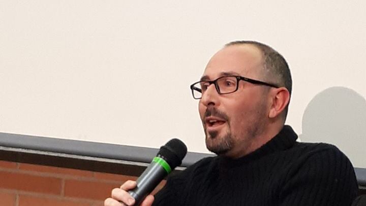 Pisa, si siede sui gradini per protesta: multato ex assessore