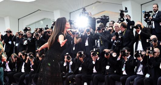 Venezia 72, Maria Grazia Cucinotta meravigliosa sul red carpet 14